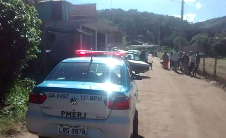 O corpo foi encontrado na Rua Sumidouro, em Campo do Coelho (Foto: Leitor via WhatsApp)