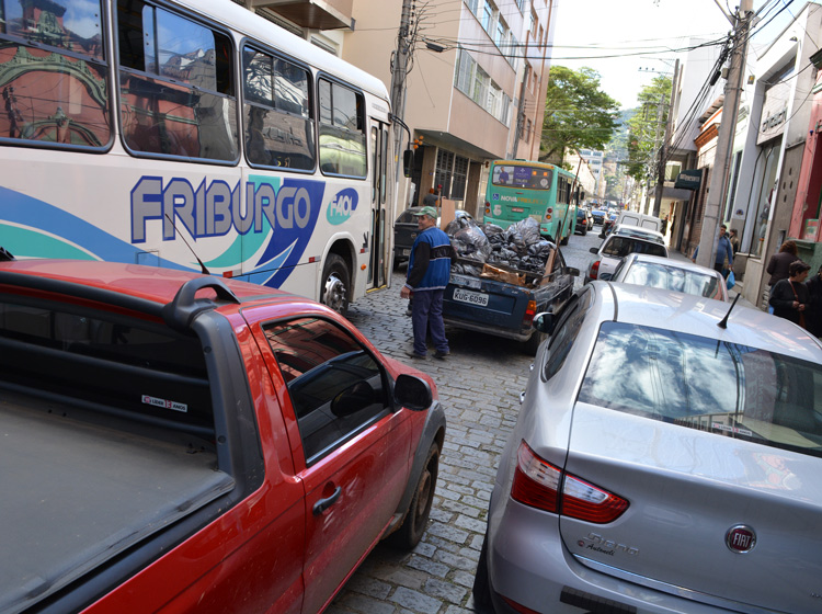 O excesso de veículos na rua estaria causando afundamento em alguns trechos (Foto: Lúcio César Pereira)