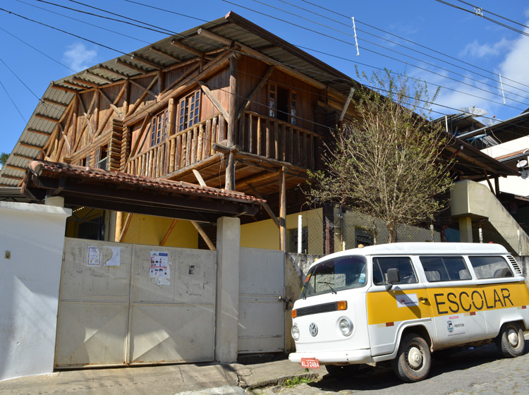  Prédio da Escola Municipal Juscelino Kubitschek de Oliveira foi fechado em agosto de 2015 (Foto: Lúcio Cesar Pereira)