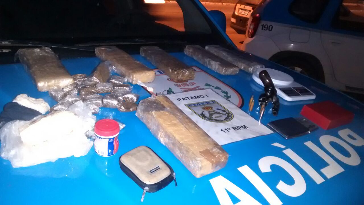 Tabletes de maconha, um revólver e material para endolação foram apreendidos durante a operação (Foto: 11º BPM)