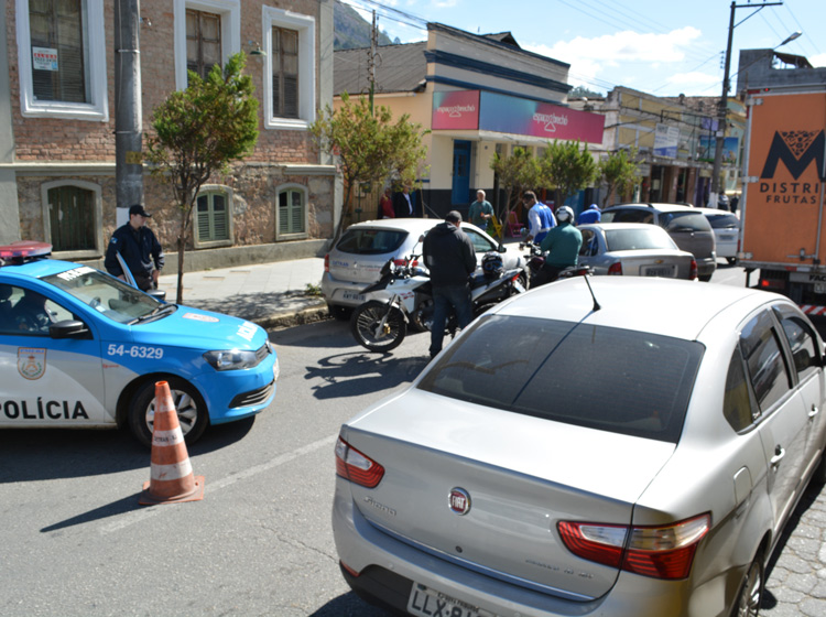 Carros e motos foram verificados na Avenida Euterpe Friburguense (Foto: Lúcio César Pereira)