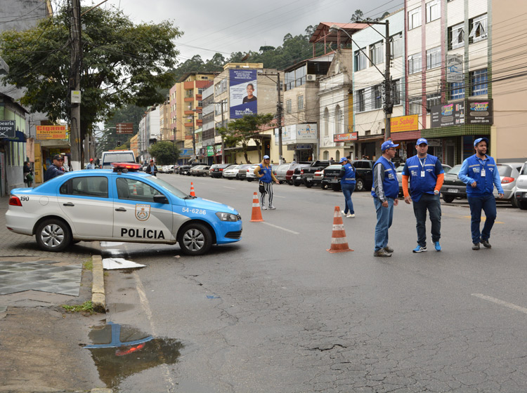  Agentes do Detran abordaram motoristas na Avenida Euterpe Friburguense (Foto: Lúcio Cesar Pereira)