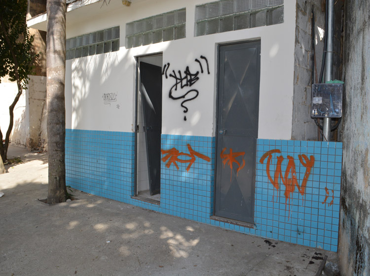 As paredes foram pichadas e a porta arrancada (Foto: Lúcio Cesar Pereira)