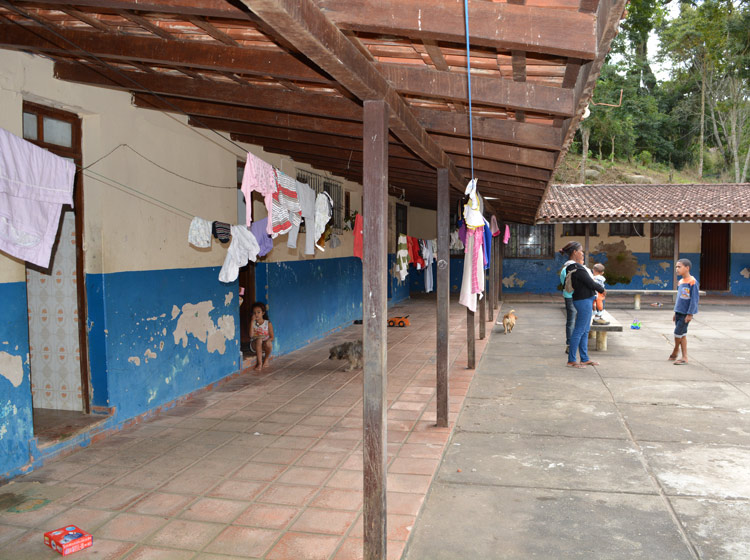 O prédio onde funcionou escola estadual é ocupado por famílias há mais de cinco anos (Foto: Lúcio Cesar Pereira)