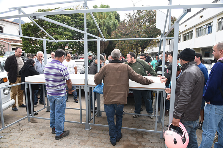 Modelo das novas barracas foi apresentado a feirantes no pátio da prefeitura (Foto: Daniel Marcus)