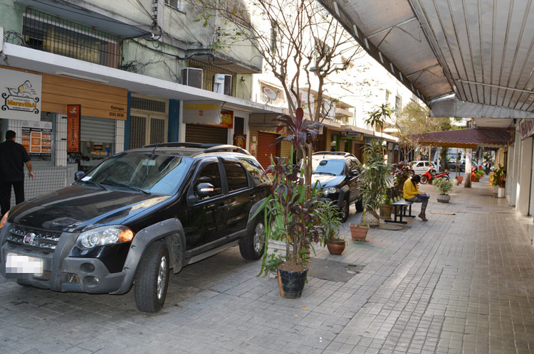 A via é ocupada constantemente por carros, motos e até caminhões de carga e descarga, segundo queixas da comunidade (Foto: Lúcio Cesar Pereira)