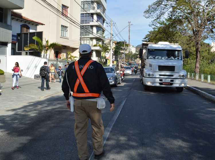 Agente de trânsito orienta motoristas a acender o farol dos veículos na Avenida Comte Bittencourt (Foto: Lúcio César Pereira)