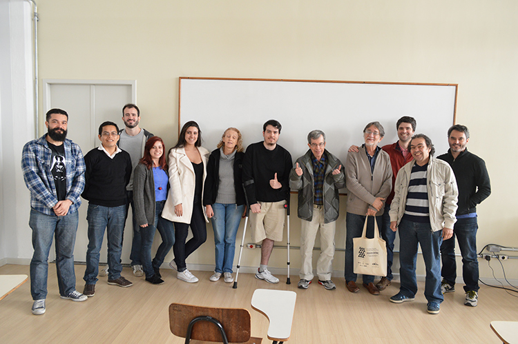 Professores e alunos reunidos. Grupo debateu avanços e metas para o próximo ano da colaboração Atlas/Brasil (Foto: Márcio Madeira)