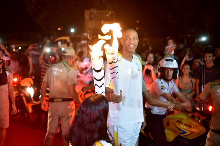 O ex-jogador de basquete João José Viana, o Pipoka, conduziu a tocha olímpica em Brasília (Foto: Andre Borges/Agência Brasília)