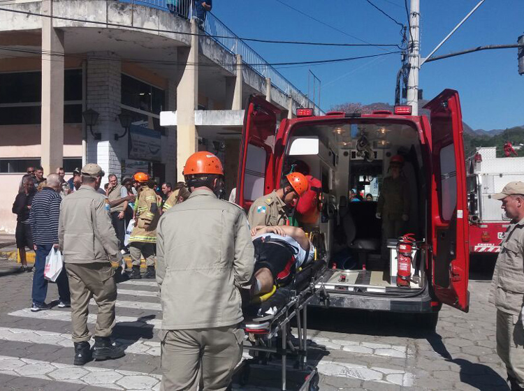 Motociclista foi socorrido pelo bombeiros na Avenida Alberto Braune (Foto: Leitor via WhatsApp)