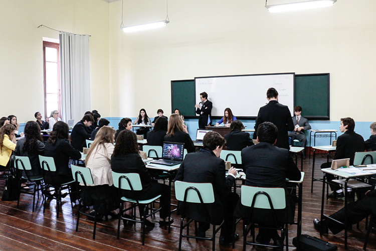Os estudantes foram convidados a fazer parte da discussão como delegados, representando cada país (Foto: Divulgação)