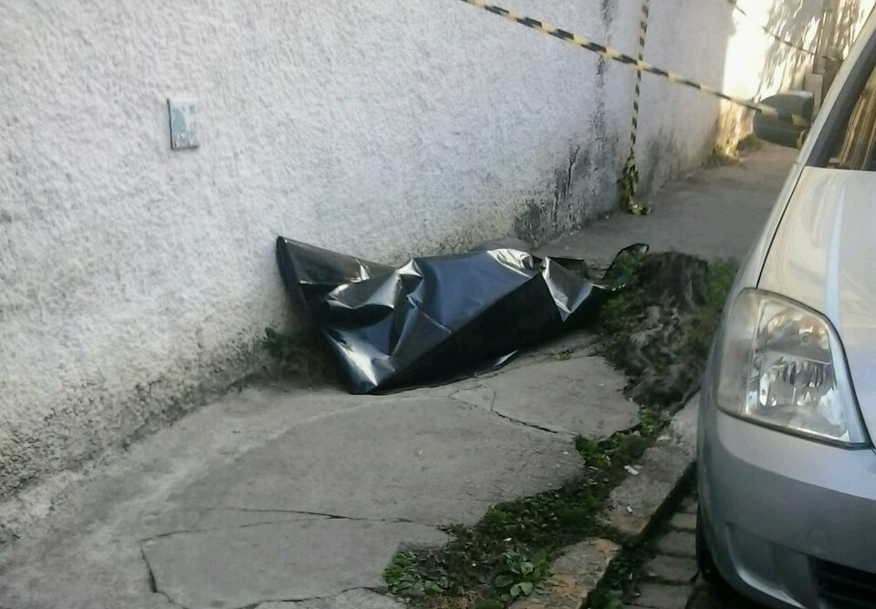 O corpo foi encontrado em uma calçada na Rua General Osório (Foto: Leitor vai WhatsApp)