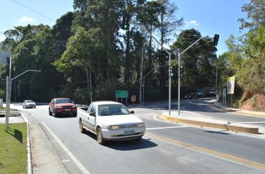 São cinco semáforos responsáveis por controlar o tráfego de veículos no trecho, dois deles instalados nos dois sentidos da RJ-116 e os outros três nas entradas e saída da RJ-142 (Foto: Lúcio Cesar Pereira)