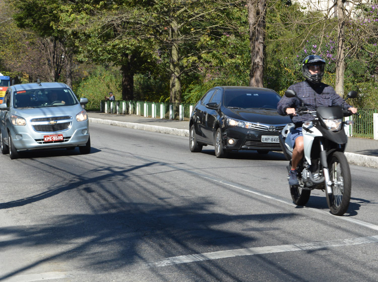 Nas avenidas que integram o eixo rodoviário da RJ-116 no perímetro urbano, a maioria dos motoristas tem utilizado o farol durante o dia (Foto: Lúcio Cesar Pereira)