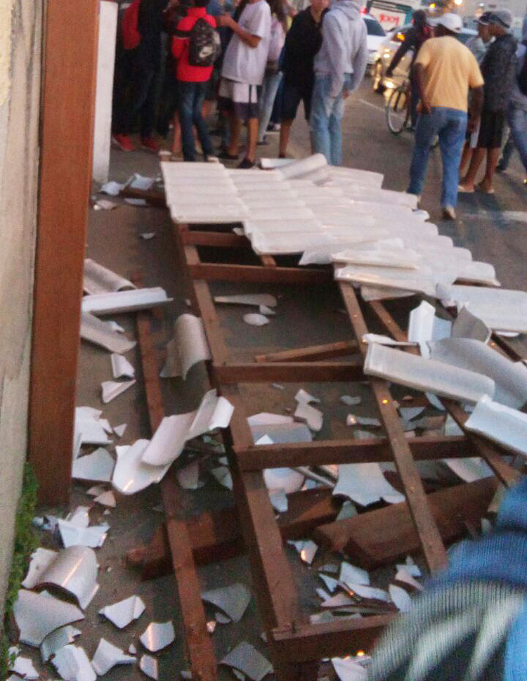A cobertura caiu no fim da tarde na Avenida Governador Roberto Silveira (Foto: Leitor via WhatsApp)