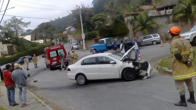 Os carros bateram em trecho movimentado do Vale dos Pinheiros (Foto: Leitor via WhatsApp)