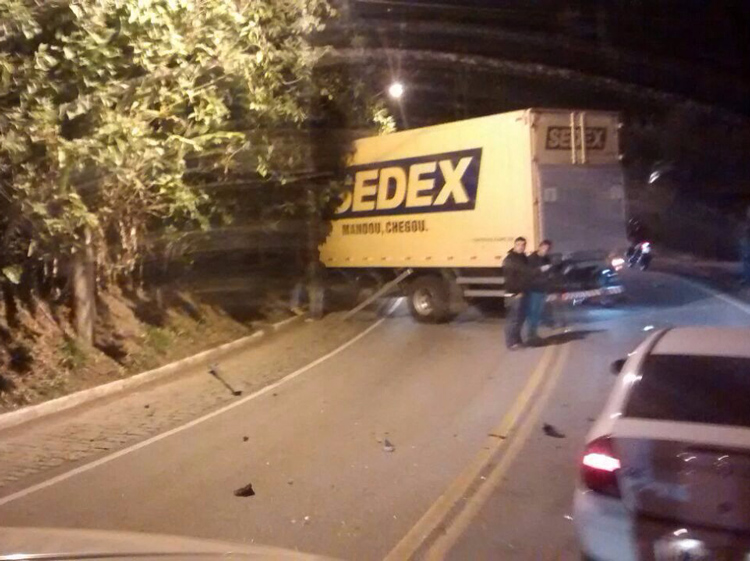O caminhão dos Correios ficou atravessado na estrada (Foto: Leitor via WhatsApp)