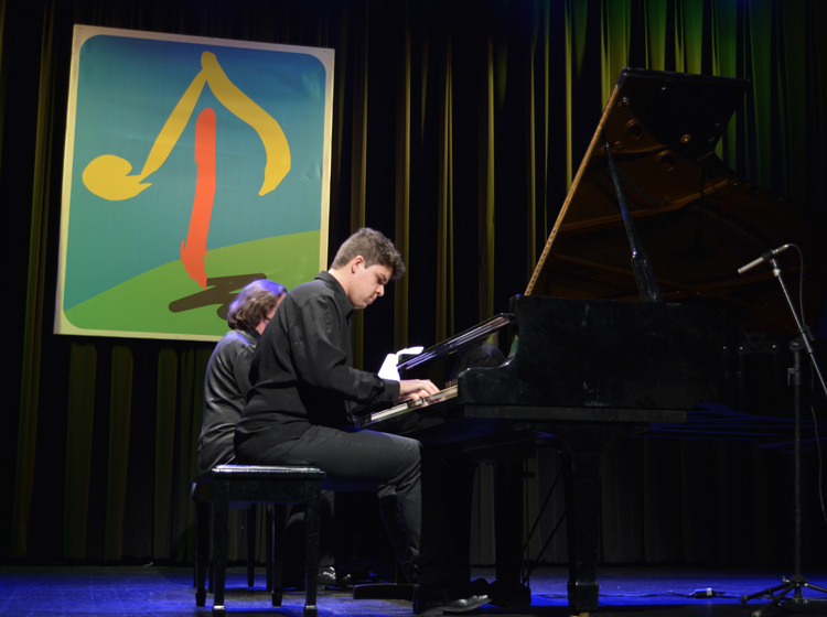 Após a solenidade de abertura ontem à tarde, apresentações de piano deram início às atrações do festival no teatro do Country (Foto: Lúcio Cesar Pereira)