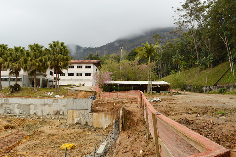 As obras estão praticamente paradas no novo Hospital do Câncer (Foto: Lúcio Cesar Pereira)