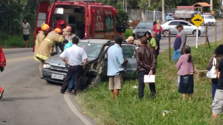 O acidente ocorreu em uma curva da rodovia. Motorista do Palio precisou ser socorrido (Foto: Leitor via WhatsApp)