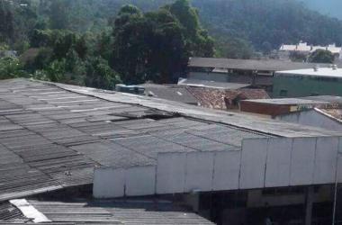  As telhas teriam caído após um vento forte (Foto: Leitor via WhatsApp)