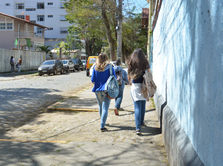 Saída de turma do Colégio Estadual Jamil El-Jaick no primeiro dia de aula após o fim da greve (Foto: Lúcio Cesar Pereira)