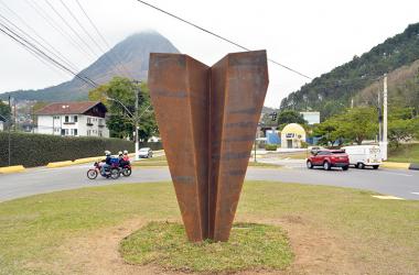 “Nova Chama” foi construída por Gabriela em aço corten, depois que a artista foi contemplada com o Prêmio Arte Monumento Brasil 2016 (Foto: Lúcio Cesar Pereira)