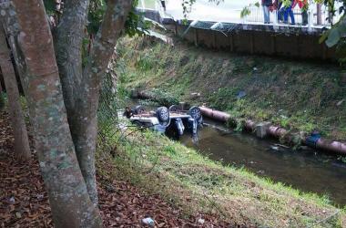 Um carro caiu no Rio Cônego (Foto: Leitor via WhatsApp)