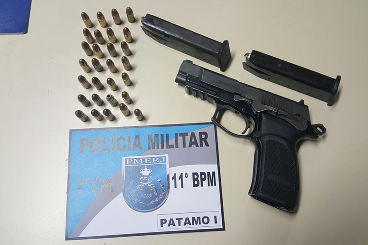 Uma pistola calibre 9 mm de fabricação argentina, utilizada no confronto, foi apreendida pela polícia (11ºBPM)