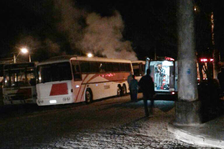 O fogo foi controlado pelos bombeiros (Foto: Leitor via WhatsApp)