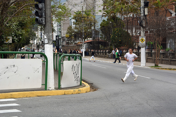 A travessia fora da faixa é uma irregularidade recorrente no cruzamento (Foto: Henrique Pinheiro)