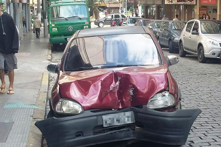 O carro bateu em um poste no Centro (Foto: Leitor via WhatsApp)