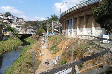 Funcionários da prefeitura irão terminar o muro na Avenida Campesina (Foto: Alerrandre Barros)