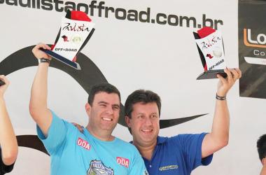 Gustavo e Marcelo celebram a conquista de mais uma etapa do Paulista Off Road (Foto: Divulgação)