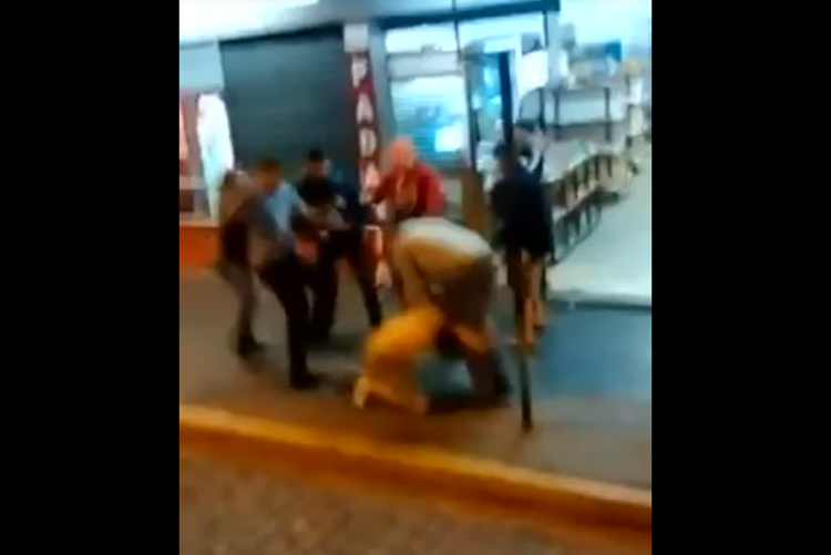 Homem é agredido com chutes por grupo no Centro