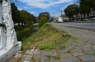 O trecho não foi contemplado com as obras de canalização das margens do Bengalas. Pedestres se arriscam diariamente no local (Foto: Henrique Pinheiro)