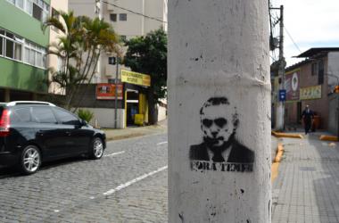 Alguns postes do Centro ganharam gravuras contra o presidente interino, comprovando que a arte anônima de rua vem ganhando força nos espaços públicos da cidade (Foto: Henrique Pinheiro)