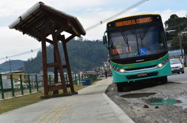 Com a canalização do rio, maquinários danificaram trechos da pista. Agora, lama e poeira em dias secos incomodam pedestres e usuários de ônibus (Foto: Henrique Pinheiro)