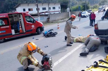 O motociclista foi parar embaixo de um carro (Foto: Leitor via WhatsApp)