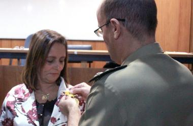 A secretária da Junta Militar de Nova Friburgo, Mara Lúcia Madureira, foi uma das homenageadas recebendo a medalha Olavo Bilac (Foto: Divulgação)