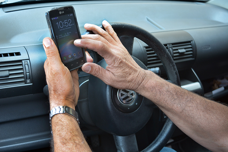 Utilizar o celular enquanto dirige, prática comum entre motoristas friburguenses, passará a ser considerada infração gravíssima. Multa vai subir de R$ 85,13 para quase R$ 300 (Foto: Henrique Pinheiro)