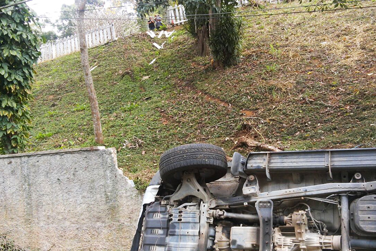 O carro desceu o barranco e caiu sobre a alameda (Foto: Leitor via WhatsApp)