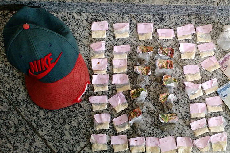 Mais de 100 sacolés de cocaína foram apreendidos no Alto de Olaria esta semana (Foto: 11ºBPM)