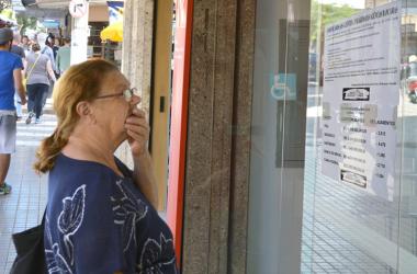 Cartazes com listagem de reivindicações e números de lucros e demissões dos bancos foram afixados nas agências da cidade (Foto: Henrique Pinheiro)