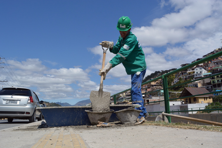 Aos poucos, operários do consórcio estão voltando a trabalhar às margens do rio (Foto: Henrique Pinheiro)