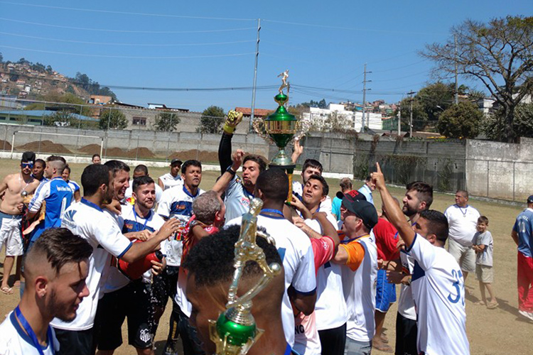 Tio Dongo ergue a taça de campeão da Copa de Pelada de Conselheiro Paulino (Foto: Divulgação)