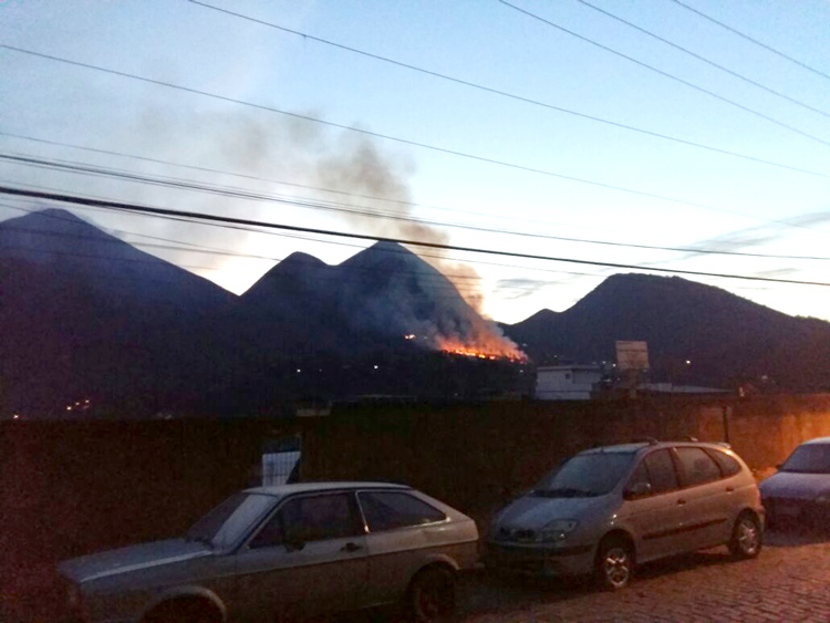 O fogo destruiu quatro hectares de mata e só foi controlado pelos bombeiros após um árduo trabalho (Foto: Leitor via WhatsApp)