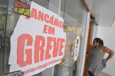 Bancários em greve: categoria quer reposição da inflação mais 5% de aumento real. Com agências fechadas, atendimento à população é prejudicado (Foto: Henrique Pinheiro)