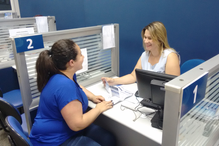 Clientes da concessionária foram surpreendidos com homenagens durante o atendimento ontem na loja da Rua Moisés Amélio (Foto: Divulgação)