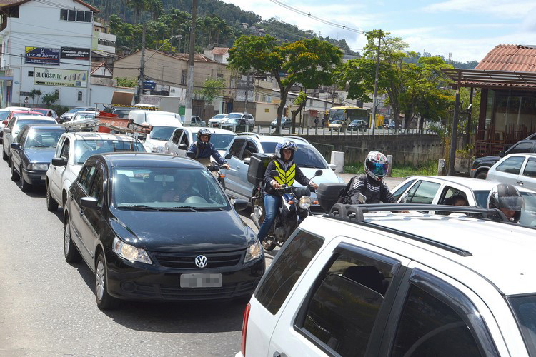 Via congestionada em Nova Friburgo (Foto: Henrique Pinheiro)